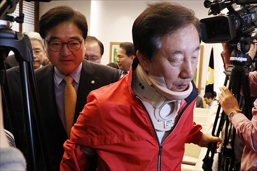 폭행을 당한 후 목에 보호대를 착용한 김성태 자유한국당 원내대표가