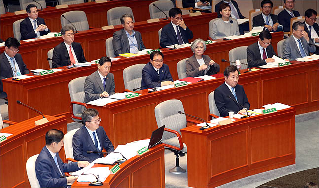 16일 열린 국회 예산결산특별위원회 전체회의에서 이낙연 국무총리와 김동연 경제부총리 겸 기획재정부 장관 등이 참석한 가운데 정부가 제출한 추경안 심사가 진행되고 있다. ⓒ데일리안 박항구 기자