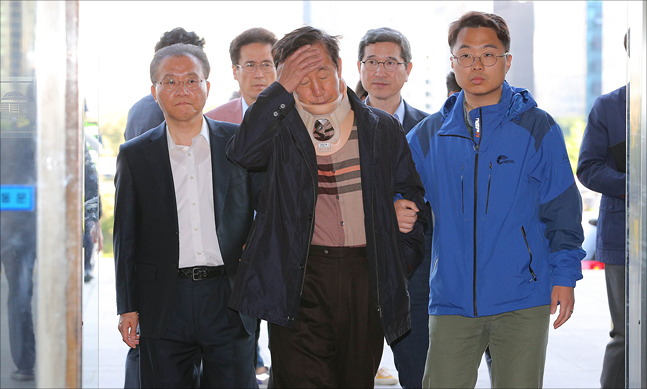 단식농성중인 김성태 자유한국당 원내대표가 지난 8일 오후 국회에서 교섭단체 4당 원내대표 협상에 참석하기 위해 이동하고 있다.(자료사진) ⓒ데일리안 홍금표 기자