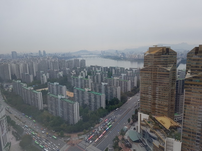 재건축 부담금 통지를 앞둔 서울 강남구 일대 재건축 단지에 비상이 걸렸다. 사진은 서울 송파구 잠실주공5단지 일대 전경. ⓒ권이상 기자