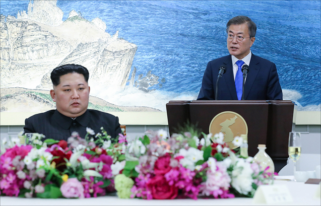 북한이 16일 북미정상회담 개최에 응할지 여부를 "재고려하겠다"고 밝혔다. 이날 새벽 한미연합공중훈련인