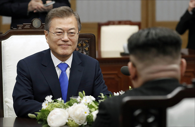 4월 27일 경기도 파주시 판문점 남측 평화의집에서 문재인 대통령과 김정은 국무위원장이 남북정상회담을 갖고 있다. ⓒ한국공동사진기자단
