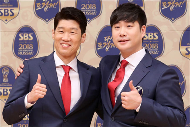 2018 러시아 월드컵 SBS 해설위원으로 나선 전 축구선수 박지성(왼쪽)과 아나운서 배성재가 16일 오후 서울 양천구 목동 SBS 본사에서 열린 공식 기자회견에서 포즈를 취하고 있다. ⓒ 연합뉴스