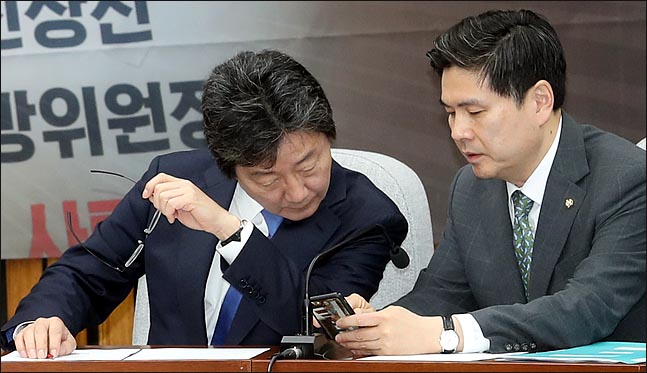 유승민 바른미래당 공동대표와 지상욱 정책위의장이 지난달 10일 오전 국회에서 열린 의원총회에서 대화를 나누고 있다.(자료사진) ⓒ데일리안 박항구 기자