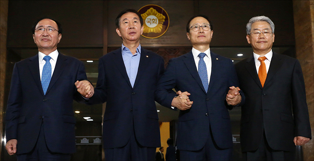 여야 원내대표들이 14일 오후 국회 본회의장 앞에서 오는 18일 추경안과 드루킹 특검을 동시에 처리하겠다는 합의 내용을 발표하며 포즈를 취하고 있다. 왼쪽부터 노회찬 평화와 정의의 의원모임 원내대표, 김성태 자유한국당 원내대표, 홍영표 더불어민주당 원내대표, 김동철 바른미래당 원내대표. ⓒ데일리안 홍금표 기자