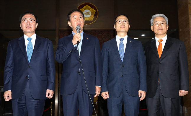 여야 원내대표들이 지난 14일 오후 국회 본회의장 앞에서 오는 18일 추경안과 드루킹 특검을 동시에 처리하겠다는 합의 내용을 발표하고 있다. 왼쪽부터 노회찬 평화와 정의의 의원모임 원내대표, 김성태 자유한국당 원내대표, 홍영표 더불어민주당 원내대표, 김동철 바른미래당 원내대표. (자료사진) ⓒ데일리안 홍금표 기자