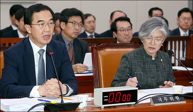 조명균 통일부 장관이 17일 오후 열린 국회 외교통일위원회 전체회의에서 의원들의 질의에 답변하고 있다. ⓒ데일리안 박항구 기자