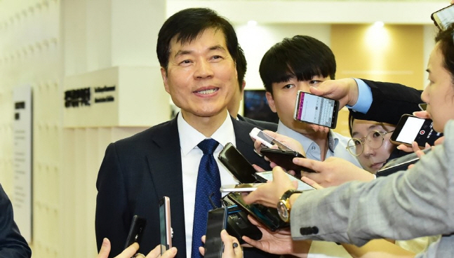 김태한 삼성바이오로직스 사장이 17일 오후 정부서울청사 금융위원회에서 열린 감리위원회에 참석하며 취재진의 질문에 답하고 있다.ⓒ연합뉴스