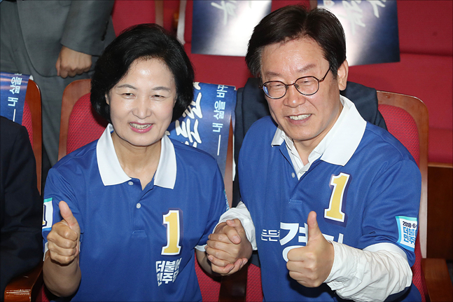 6.13 지방선거 더불어민주당 상임선대위원장인 추미애 대표와 이재명 경기도지사 후보가 지난 16일 오후 서울 여의도 국회 의원회관에서 열린