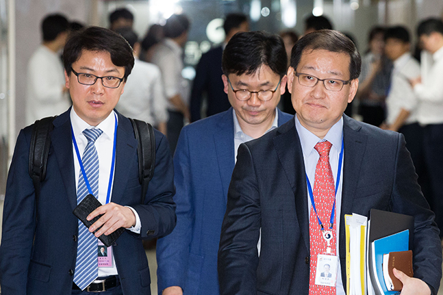 17일 오후 정부서울청사에서 열린 금융위원회 감리위원회에 위원들이 입장하고 있다.ⓒ금융위원회