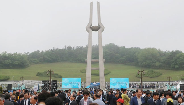 18일 오전 광주 북구 국립 5·18민주묘지에서 제38주년 5·18민주화운동 기념식이 열리고 있다.ⓒ연합뉴스