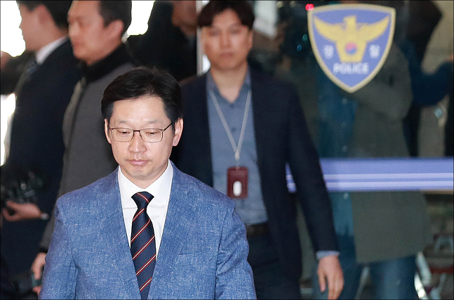 6.13 지방선거에서 더불어민주당 경남도지사 후보로 전략공천되며 국회의원직을 사퇴한 김경수 예비후보가 4일 오전 서울 종로구 서울지방경찰청에서