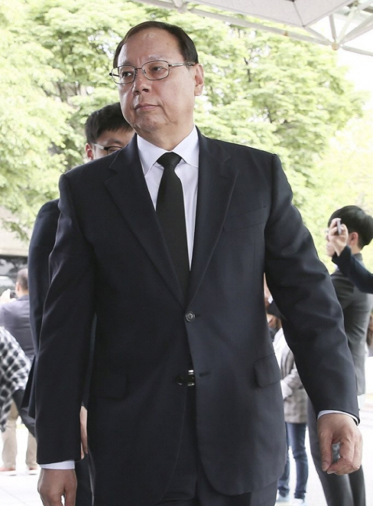 조성진 LG전자 부회장이 21일 오후 서울 종로구 연거동 서울대병원 장례식장에 마련된 고 구본무 LG그룹 회장의 빈소에 들어서고 있다.ⓒ연합뉴스