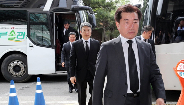 LG그룹 고위 임원단이 21일 오후 서울 종로구 연건동 서울대병원 장례식장에 마련된 고 구본무 LG그룹 회장 빈소로 단체 조문을 위해 들어서고 있다.ⓒ연합뉴스