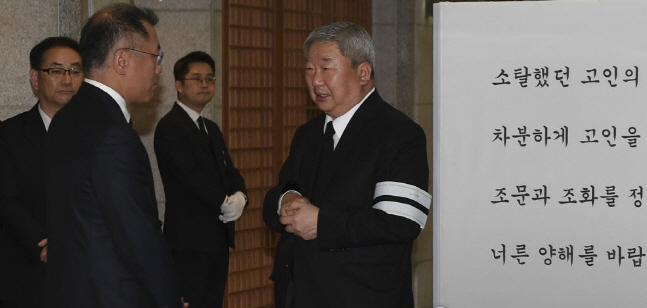 정의선 현대자동차 부회장(왼쪽)이 21일 오후 서울 종로구 연건동 서울대병원 장례식장을 찾아 고 구본무 LG그룹 회장 빈소를 조문한 뒤 구본능 희성그룹 회장과 대화하고 있다.ⓒ연합뉴스