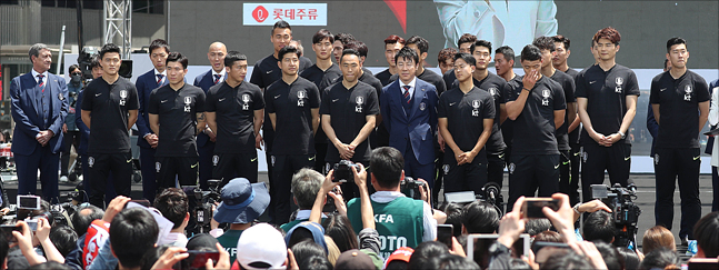 대한민국 축구 대표팀이 21일 오후 서울시청 앞 서울광장에서 러시아 월드컵 출정식을 갖고 있다. ⓒ데일리안 홍금표 기자