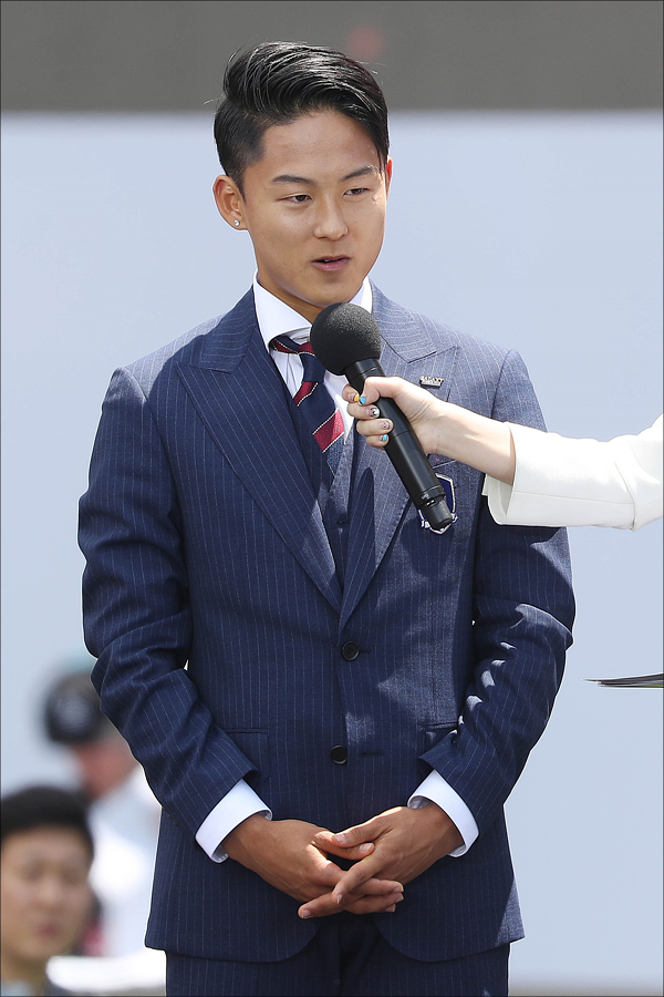 대한민국 축구 대표팀 이승우가 21일 오후 서울시청 앞 서울광장에서 열린 러시아 월드컵 출정식에서 진행자의 질문에 답변하고 있다. ⓒ데일리안 홍금표 기자