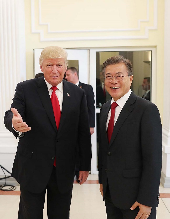 문재인 대통령이 김정은 국무위원장과 핫라인 통화가 이뤄질 경우, 도널드 트럼프 대통령의 입장을 적극 설명하며 설득에 나설 것으로 예상된다.(자료사진)ⓒ청와대