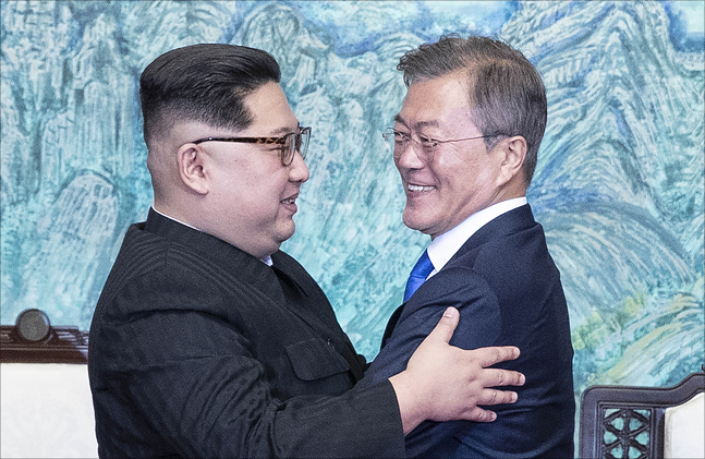 남북정상회담이 열린 4월 27일 오후 경기도 파주시 판문점에서 남측 문재인 대통령과 북측 김정은 국무위원장이 판문점 선언문에 서명한 뒤 포옹을 하고 있다. ⓒ한국공동사진기자단