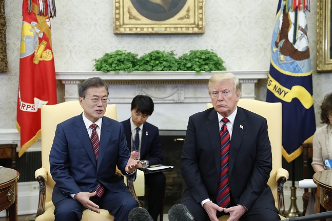 문재인 대통령과 도널드 트럼프 미국 대통령이 22일(현지시각) 미국 워싱턴 백악관에서 단독정상회담을 하고 있다.ⓒ청와대