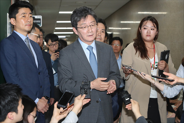 바른미래당이 6.13 지방선거와 함께 치뤄지는 서울 송파을 국회의원 재보궐선거 공천을 확정하지 못한 가운데 24일 오후 서울 여의도 국회에서 유승민 바른미래당 공동대표가 긴급 비공개 최고위원회의에 참석하기 전 취재진의 질문에 답변하고 있다. 바른미래당은 당내 경선 1위인 박종진 예비후보를 공천해야 한다는 유승민계의 주장과 손학규 중앙선대위원장 전략공천해야 한다는 안철수계의 주장이 대립하며 공천 문제로 당내 잡음이 커지고 있다. ⓒ데일리안 홍금표 기자