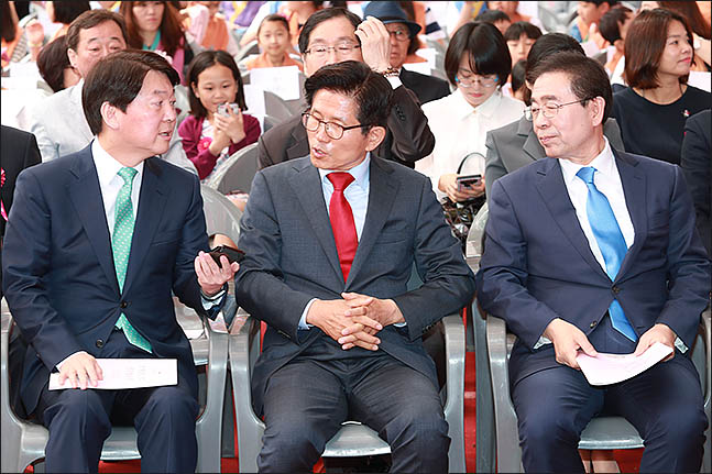 부처님오신날인 지난 22일 오전 서울 종로구 조계사에서 열린 봉축 법요식에 참석한 안철수 바른미래당 서울시장 후보, 김문수 자유한국당 서울시장 후보, 박원순 더불어민주당 서울시장 후보가 대화를 나누고 있다. (자료사진) ⓒ데일리안 류영주 기자