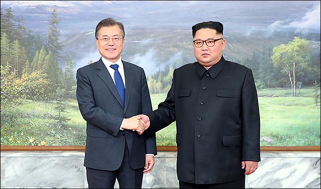 문재인 대통령과 북한 김정은 국무위원장이 26일 오후 판문점 북측지역 판문각에서 만나 악수하고 있다. ⓒ청와대