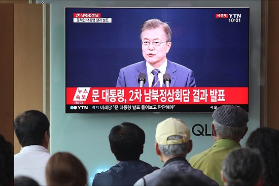 지난 26일 문재인 대통령과 김정은 북한 국무위원장의 2차 남북정상회담이 전격적으로 열린 가운데 27일 서울역에서 시민들이 문 대통령의 2차 남북정상회담 결과 발표 생중계를 지켜보고 있다. ⓒ데일리안 홍금표 기자