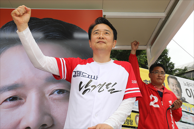 6.13 지방선거가 이틀 앞으로 다가온 11일 경기 동두천시 지행역사거리에 열린 유세에서 남경필 자유한국당 경기도지사 후보가 유권자들에게 지지를 호소하며 주먹을 들어올리고 있다. ⓒ데일리안 홍금표 기자