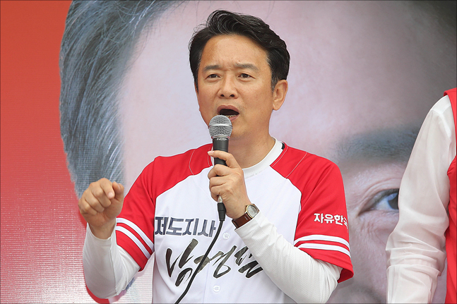 6.13 지방선거가 이틀 앞으로 다가온 11일 경기 동두천시 지행역사거리에 열린 유세에서 남경필 자유한국당 경기도지사 후보가 유권자들을 향해 지지를 호소하고 있다. ⓒ데일리안 홍금표 기자