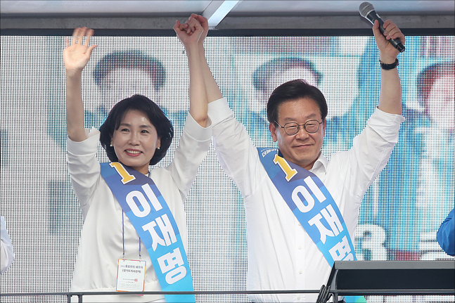 6.13 지방선거가 이틀 앞으로 다가온 11일 오후 경기 의정부시 행복로에서 열린 유세에서 이재명 더불어민주당 경기도지사 후보가 부인 김혜경 씨와 함께 손을 들어올리고 있다. ⓒ데일리안 홍금표 기자