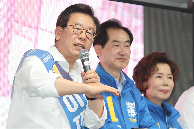 6.13 지방선거가 이틀 앞으로 다가온 11일 경기 의정부시 행복로에서 열린 유세에서 이재명 더불어민주당 경기도지사 후보가 유권자들에게 지지를 호소하고 있다. ⓒ데일리안 홍금표 기자