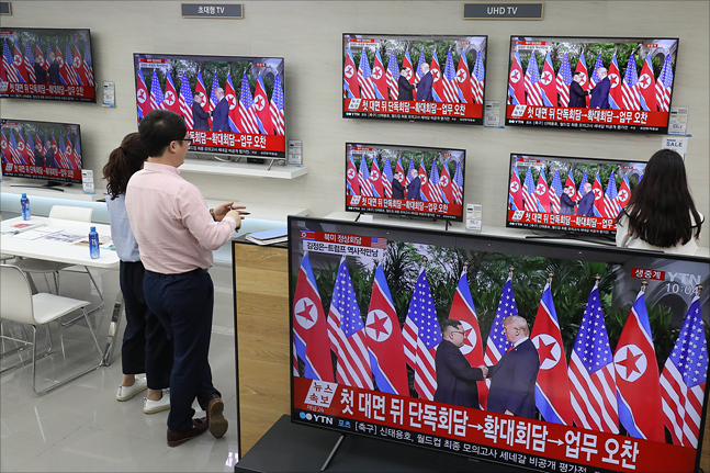 북미정상회담이 열린 12일 서울 용산구 전자랜드에서 김정은 북한 국무위원장과 도널드 트럼프 미국 대통령의 북미정상회담이 텔레비전으로 생중계되고 있다. ⓒ데일리안 홍금표 기자