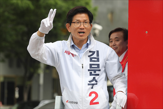 6.13 지방선거에서 서울시장 후보로 나선 김문수 자유한국당 후보가 10일 서울 강남구 삼성역 인근에서 유세차량에 올라 지지를 호소하고 있다. ⓒ데일리안 홍금표 기자