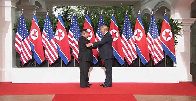 도널드 트럼프 대통령과 김정은 북한 국무위원장은 12일 싱가포르 센토사 섬 내 카펠라 호텔에서 북미정상회담을 열고