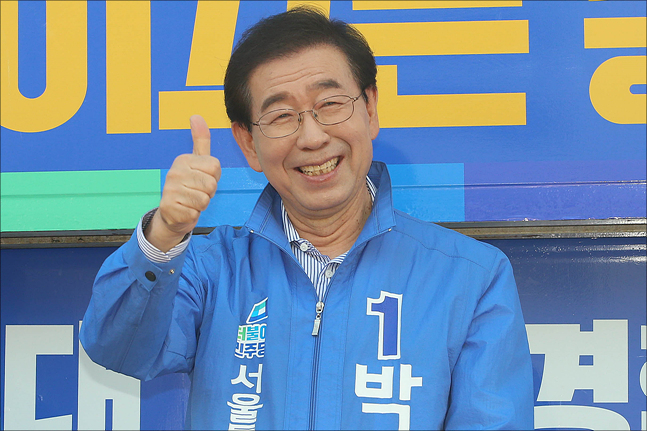 6.13 지방선거에서 박원순 후보가 시장으로 당선되며 역대 처음으로 3선에 성공했다. 부동산 업계에서는 박 시장이 문재인 정부가 기조를 맞춘 만큼 당분간 규제 중심의 부동산 정책으로 하향 안정화를 전망하고 있다. ⓒ데일리안 홍금표 기자