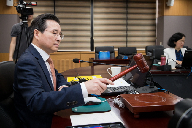 김용범 금융위원회 부위원장 겸 증권선물위원장이 7일 오전 삼성바이오로직스의 회계부정 혐의와 관련된 회의 시작을 알리는 의사봉을 두드리고 있다.ⓒ금융위원회