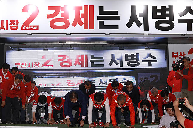 홍준표 자유한국당 대표가 지난 9일 오후 부산 중구 광복동 패션의 거리에서 열린