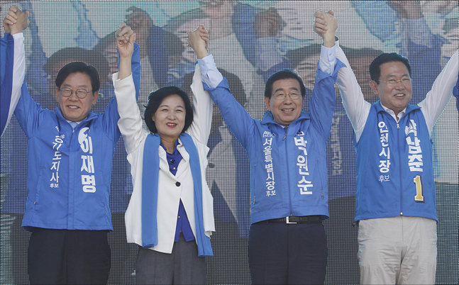 지난 3일 오후 서울 신도림역에서 열린 더불어민주당 수도권 광역단체장 후보 정책협약식에서 박남춘 인천시장 후보, 이재명 경기도지사 후보, 박원순 서울시장 후보, 추미애 대표(상임선대위원장) 등이 손을 들어올리고 있다. (자료사진) ⓒ데일리안 홍금표 기자