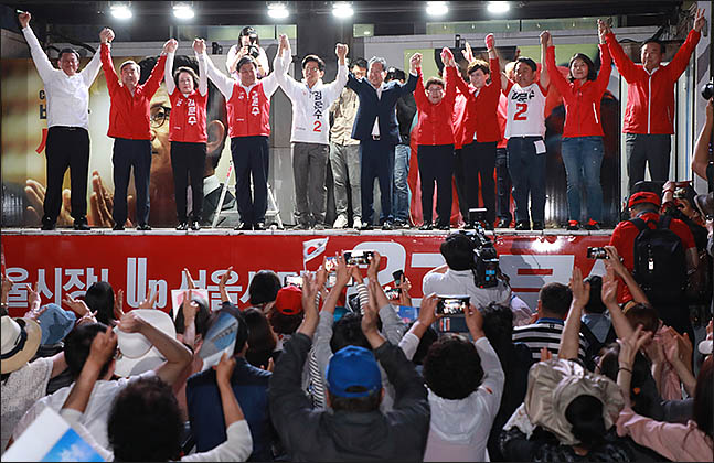 6.13전국동시지방선거를 하루 앞둔 12일 오후 서울 중구 덕수궁 대한문 앞에서 열린 '모이자!!! Final 합동유세'에서 김문수 자유한국당 서울시장 후보와 홍준표 대표 등이 함께 팔을 들어올리고 있다. ⓒ데일리안 류영주 기자