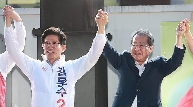 6.13전국동시지방선거를 하루 앞둔 12일 오후 서울 중구 덕수궁 대한문 앞에서 열린 '모이자!!! Final 합동유세'에서 김문수 자유한국당 서울시장 후보와 홍준표 대표가 함께 팔을 들어올리고 있다. ⓒ데일리안 류영주 기자