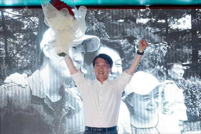 6.13 전국동시지방선거 유세종료를 앞둔 12일 오후 서울 종로구 탑골공원 앞에서 열린 총집결유세에서 안철수 바른미래당 서울시장 후보가 꽃다발과 함께 손을 들어올리고 있다. ⓒ데일리안 홍금표 기자