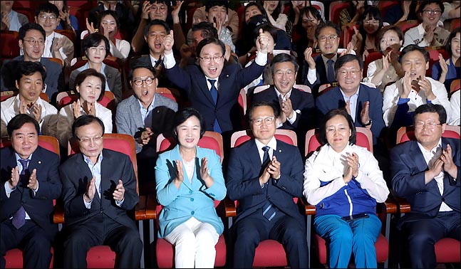 추미애 더불어민주당 대표와 홍영표 원내대표를 비롯한 당 지도부가 13일 오후 국회 의원회관에 마련된 제7회 6·13 전국동시지방선거 개표상황실에서 방송사 출구조사 결과를 지켜보며 박수를 치고 있다. ⓒ데일리안 박항구 기자