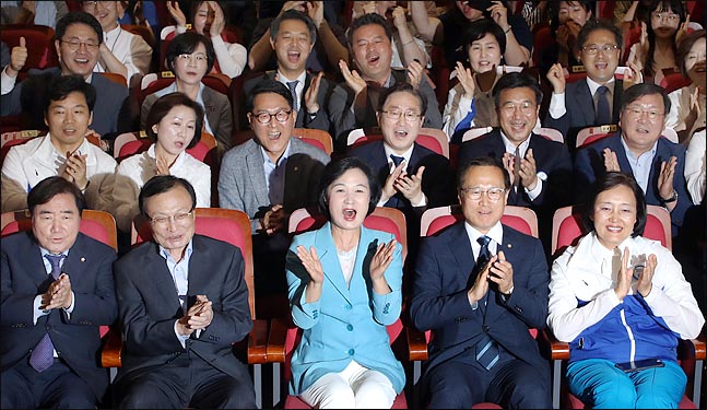 추미애 더불어민주당 대표와 홍영표 원내대표를 비롯한 당 지도부가 13일 오후 국회 의원회관에 마련된 제7회 6·13 전국동시지방선거 개표상황실에서 방송사 출구조사 결과를 지켜보며 박수를 치고 있다. ⓒ데일리안 박항구 기자