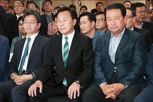 유승민 바른미래당 공동대표, 손학규 공동선대위원장, 박주선 공동대표를 비롯한 당 지도부들이 13일 오후 서울 여의도 당사에 마련된 6.13지방선거 개표상황실에서 방송사 출구조사 결과를 지켜보고 있다. ⓒ데일리안 류영주 기자