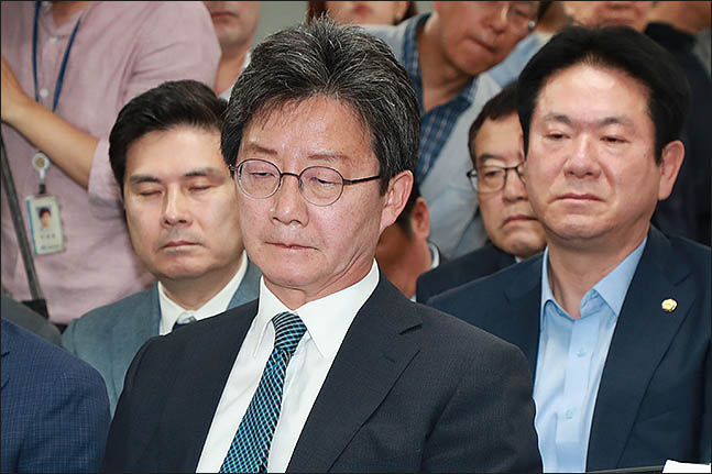 유승민 바른미래당 공동대표가 13일 오후 서울 여의도 당사에 마련된 6.13지방선거 개표상황실에서 방송사 출구조사 결과를 심각한 표정으로 지켜보고 있다.ⓒ데일리안 류영주 기자