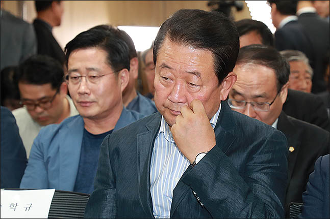 박주선 공동대표가 13일 오후 서울 여의도 당사에 마련된 6.13지방선거 개표상황실에서 방송사 출구조사 결과를 심각한 표정으로 지켜보고 있다. ⓒ데일리안 류영주 기자