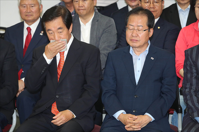 제7회 전국동시지방선거 개표가 시작된 13일 서울 여의도 자유한국당 당사에서 자유한국당 홍준표 대표와 김성태 원내대표 등 당 지도부가 침통한 표정으로 개표방송 출구조사를 시청하고 있다. ⓒ데일리안 홍금표 기자