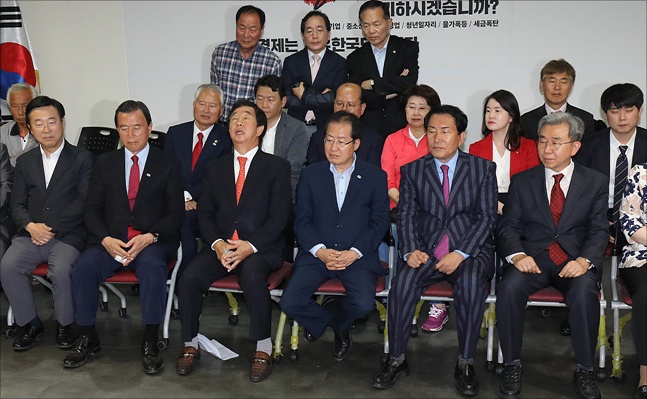 6.13 전국동시지방선거 개표가 시작된 13일 서울 여의도 자유한국당 당사에서 자유한국당 홍준표 대표와 김성태 원내대표 등 당 지도부가 침통한 표정으로 개표방송 출구조사를 시청하고 있다. ⓒ데일리안 홍금표 기자