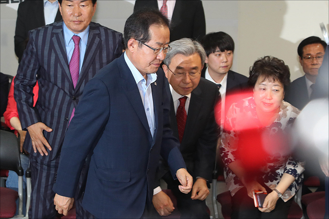 제7회 전국동시지방선거 개표가 시작된 13일 서울 여의도 자유한국당 당사에서 홍준표 자유한국당 대표가 개표방송 출구조사를 시청한 뒤 무거운 표정으로 개표상황실을 떠나고 있다. ⓒ데일리안 홍금표 기자